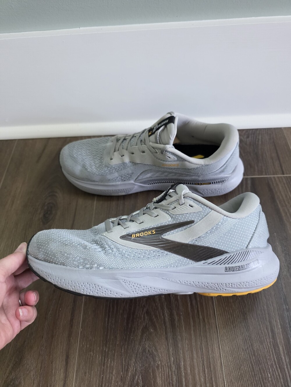 Brooks Adrenaline GTS 24 Men's Size 11 Light Gray and Black Running Shoes